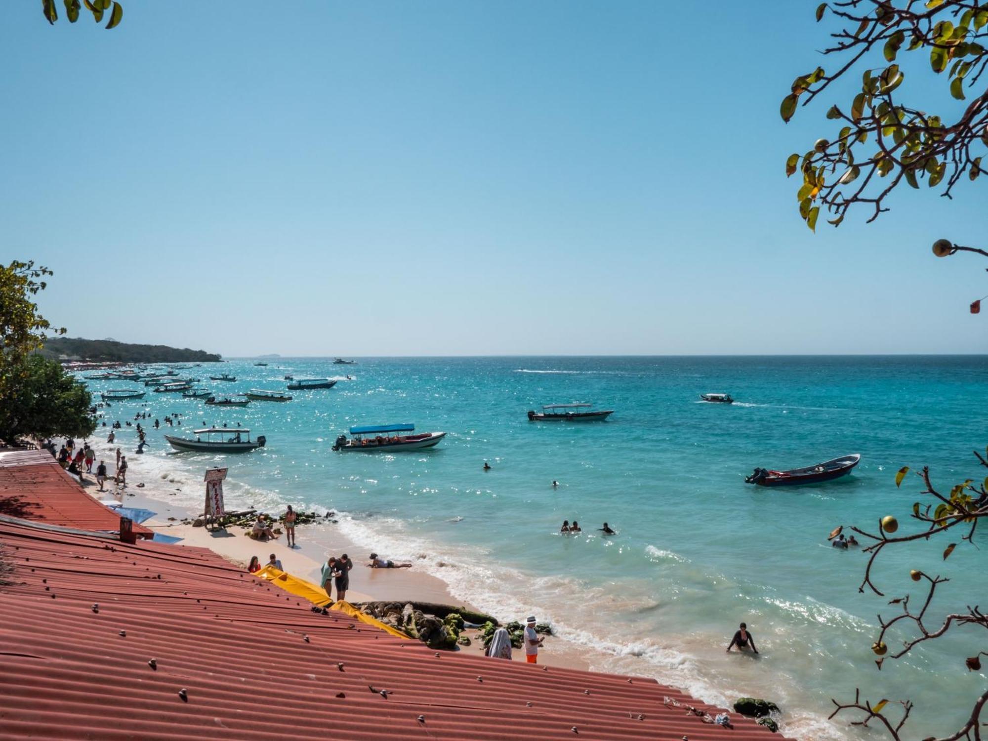 A Orilla Del Mar En Baru Hostel - Cartagena — Photos 1